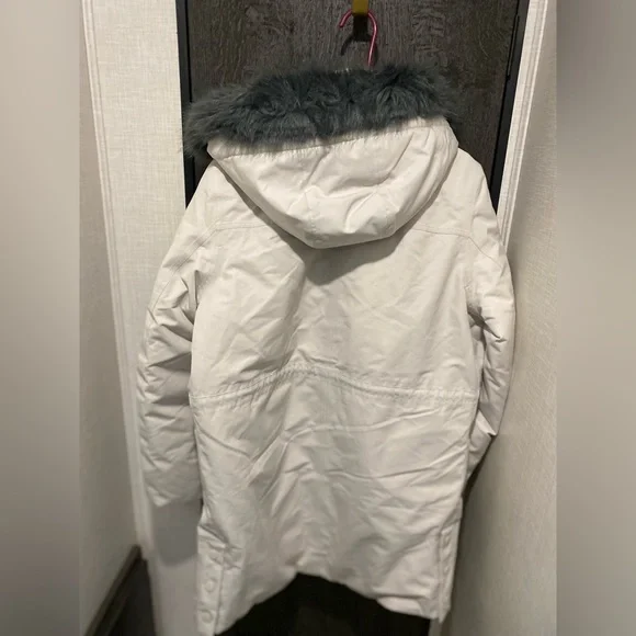 Absolutely beautiful Lands’ End parka. Lots of pockets. Down fill, winter, warm!